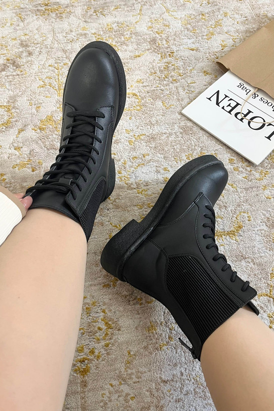 بوت مشکی زنانه مدل نُورا از نمای تخت، زیره EVA سبک و مقاوم، طراحی ساده و شیک برای استفاده روزمره