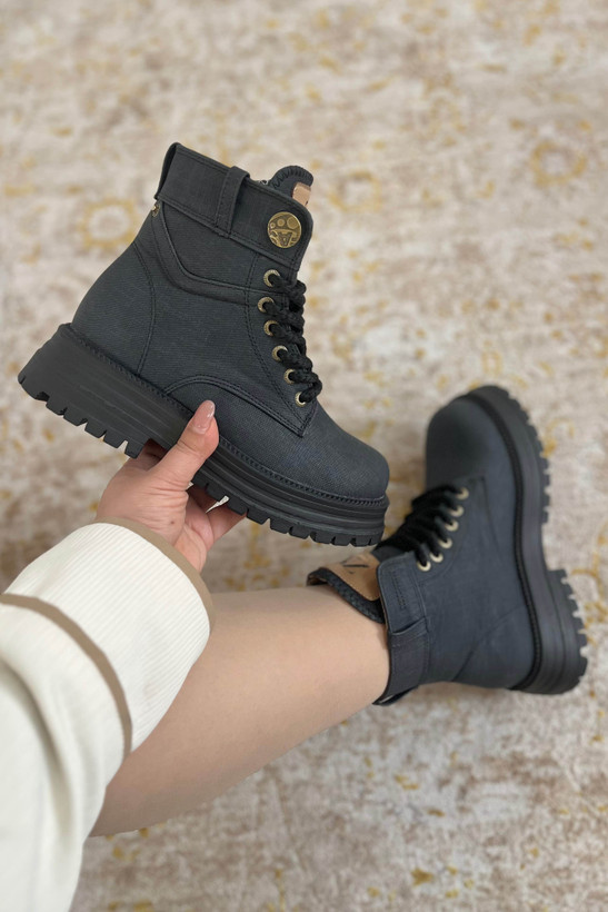 بوت مشکی مات با بند ضخیم و دوخت ظریف – مناسب استایل پاییز و زمستان