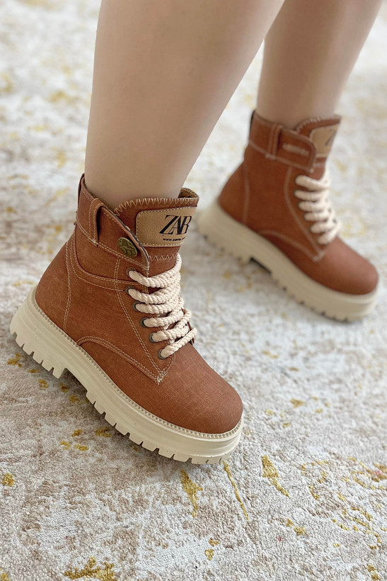 بوت قهوهای روی پا با آستر طرح لئوپارد و زیره کرم – مدل جدید بوت دخترانه LOPEN