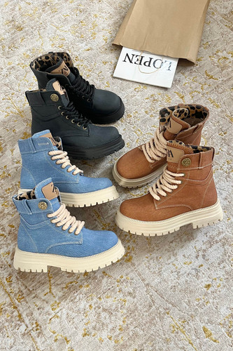 سه رنگ بوت جین دخترانه شامل آبی، قهوهای و مشکی کنار هم – بوت زنانه اسپرت پاییزی
