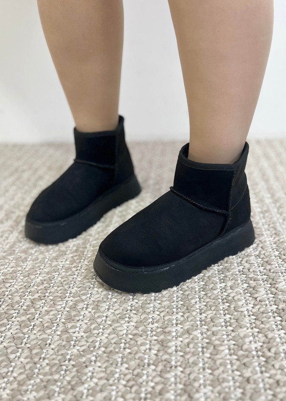 بوت مشکی، نمای بغل – نمایش جزئیات دوخت، آستر خز نرم و زیره سبک