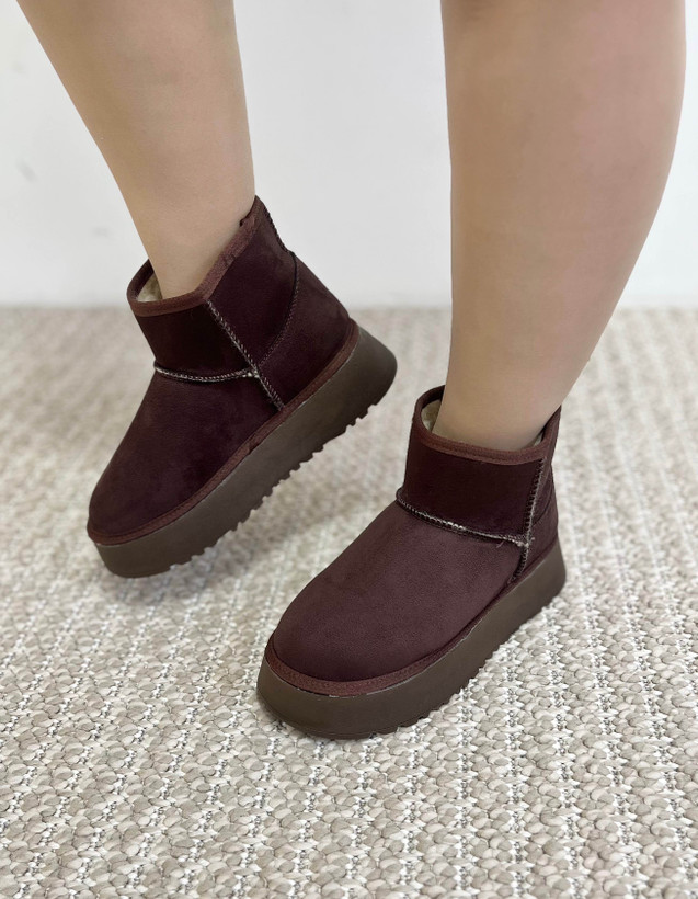 بوت شکلاتی، نمای بغل – نمایش آستر خز نرم، زیره سبک و دوام بالا