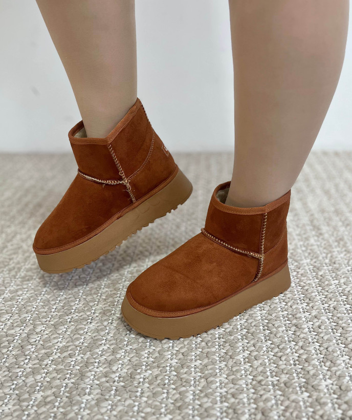 بوت عسلی، نمای روبهرو – نشان دادن رنگ خاص و استایل روزمره.