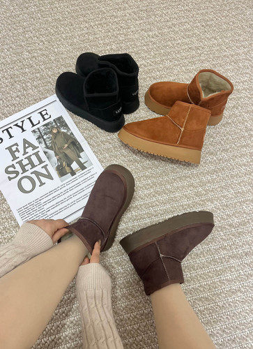 سه رنگ بوت آگ دخترانه ساق کوتاه داخل خز (مشکی، عسلی و شکلاتی) کنار هم روی زمینه روشن – نمای کلی جذاب از همه رنگها.