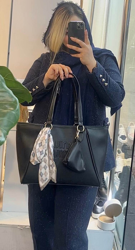 کیف دخترانه میو میو با اسکارف جلویی، رنگ مشکی، نمایش کلی محصول روی پسزمینه سفید