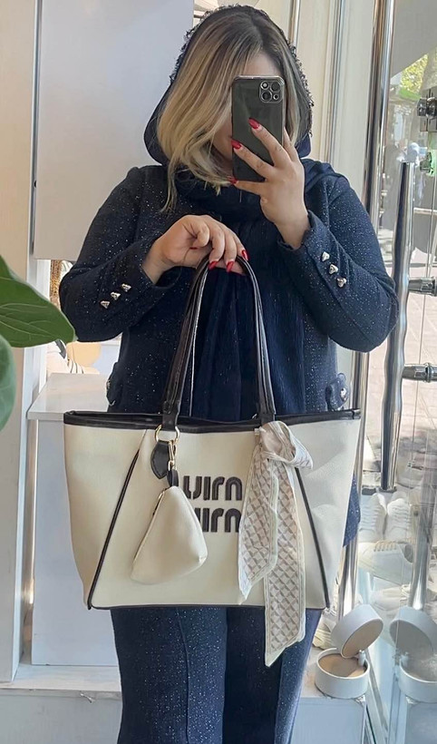 کیف دخترانه میو میو با اسکارف جلویی، رنگ کرم، نمایش کلی محصول روی پسزمینه سفید