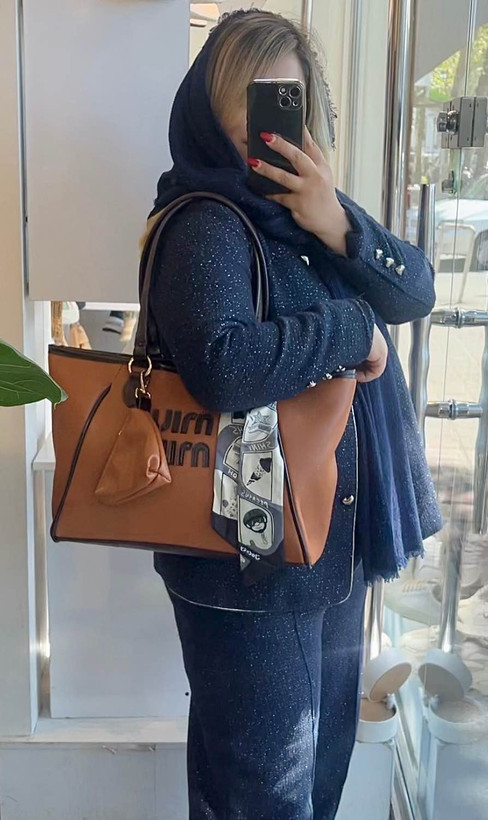 کیف دخترانه میو میو با اسکارف جلویی، رنگ قهوهای، نمایش کلی محصول روی پسزمینه سفید