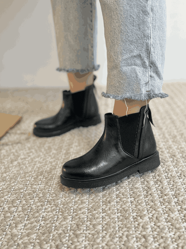 بوت زنانه مشکی چرم مصنوعی مدل کشدار ساقبلند – نمای کامل محصول روی پسزمینه روشن