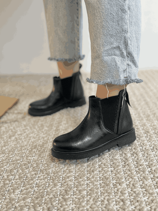 بوت زنانه مشکی چرم مصنوعی مدل کشدار ساقبلند – نمای کامل محصول روی پسزمینه روشن