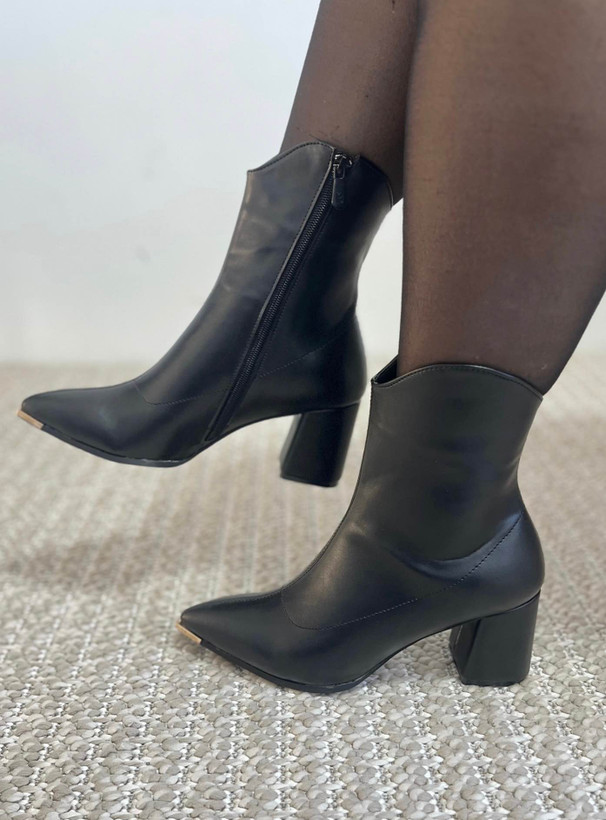 نمای نزدیک نوک تیز و دوخت فاکسلدر بوت