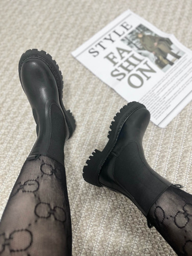 نیم بوت زنانه چلسی مشکی لژدار با طراحی مینیمال