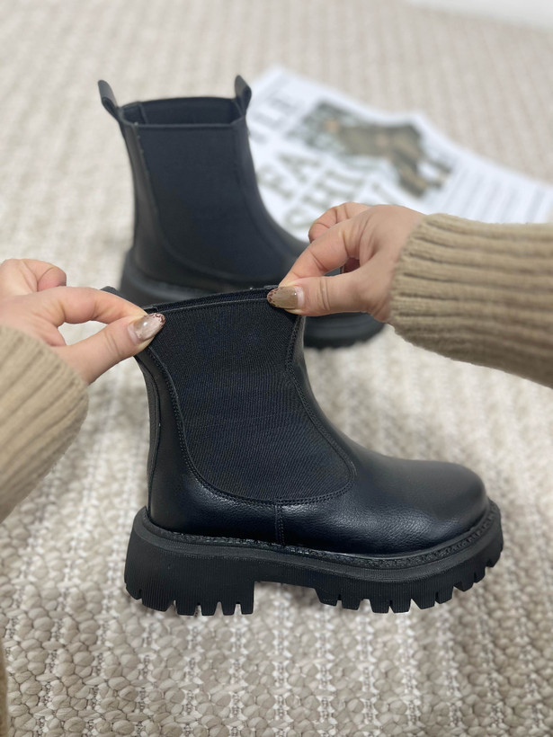 نمای کنار نیم بوت زنانه مدل چلسی با کش کناری