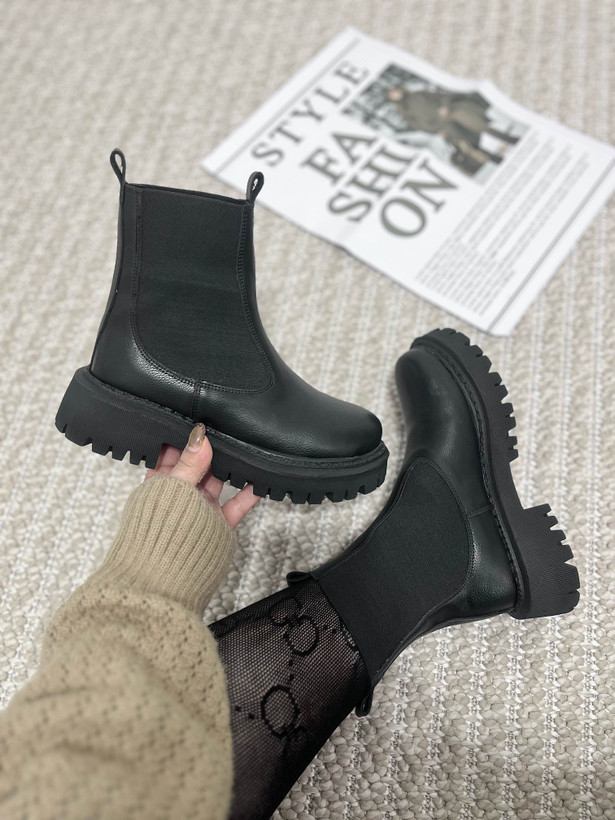 نمای جلو نیم بوت زنانه مشکی با فرم پنجه استاندارد